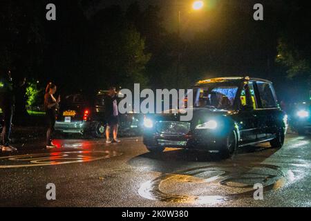 London, Großbritannien. 13. September 2022. Der Sarg von Königin Elizabeth passiert die Bayswater Road, bevor er zum Marble Arch führt. Auf dem Weg zum Buckingham Palace. Kredit: Peter Hogan/Alamy Live Nachrichten Stockfoto