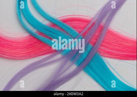 Gekreuzte bunte Haarsträhnen isoliert auf weißem Studiohintergrund Stockfoto