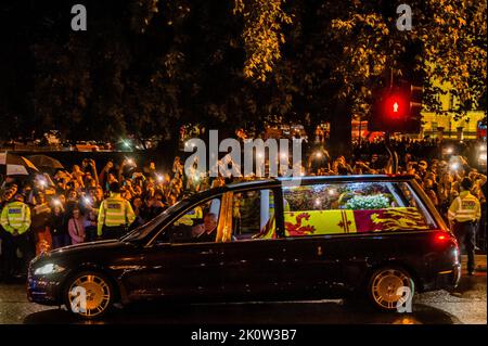 London, Großbritannien. 13. September 2022. Der Leichenwagen, der den Sarg von Königin Elizabeth II. Trägt, kommt auf dem Weg zum Buckingham Palace an der Hyde Park Corner an. Kredit: Guy Bell/Alamy Live Nachrichten Stockfoto