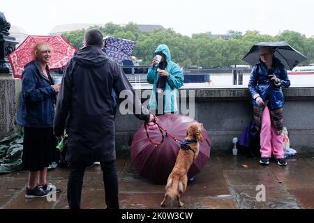 Albert Embankment, London, Großbritannien. 13.. September 2022. Trauer um den Tod von Königin Elisabeth II. Im Alter von 96 Jahren. Die Leute stehen in der Westminster Hall in der Schlange, um in den Staat zu kommen. Kredit: Matthew Chattle/Alamy Live Nachrichten Stockfoto