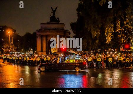 London, Großbritannien. 13. September 2022. Der Leichenwagen, der den Sarg von Königin Elizabeth II. Trägt, kommt auf dem Weg zum Buckingham Palace an der Hyde Park Corner an. Kredit: Guy Bell/Alamy Live Nachrichten Stockfoto
