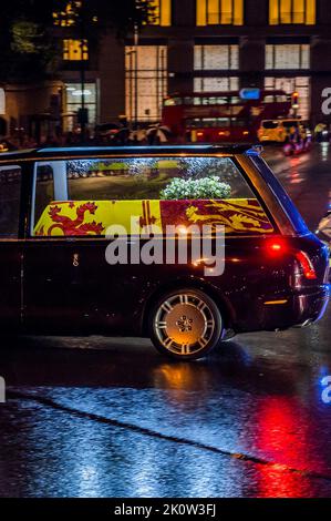 London, Großbritannien. 13. September 2022. Der Leichenwagen, der den Sarg von Königin Elizabeth II. Trägt, kommt auf dem Weg zum Buckingham Palace an der Hyde Park Corner an. Kredit: Guy Bell/Alamy Live Nachrichten Stockfoto