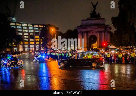 London, Großbritannien. 13. September 2022. Der Leichenwagen, der den Sarg von Königin Elizabeth II. Trägt, kommt auf dem Weg zum Buckingham Palace an der Hyde Park Corner an. Kredit: Guy Bell/Alamy Live Nachrichten Stockfoto