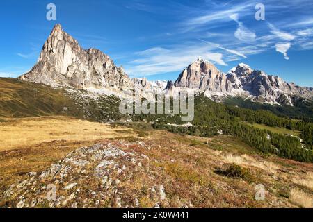 Blick vom passo Giau auf den Ra Gusela von der Nuvolau gruppe und Tofana oder Le Tofane Gruppe mit Wolken, Dolomitenberge, Italien Stockfoto