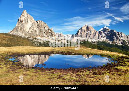 Blick vom Passo Giau Berg Ra Gusela vom Nuvolau Gruppe und Tofana oder Le Tofane Gruppe mit Wolken, Berge, die Spiegelung im See, Dolomiten, Italien Stockfoto