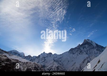 Blick auf den Mount Machhapuchhre vom Annapurna South Base Camp, rund Annapurna Circuit Trekking Trail, himalaya Mountains, Nepal Stockfoto