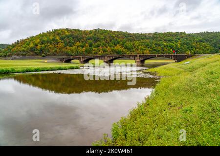 Der Edersee, bei Waldeck, drittgrößter Stausee Deutschlands, hat derzeit nur knapp 13 % seines normalen Niveaus, der See war zuletzt im Mai 2 voll Stockfoto