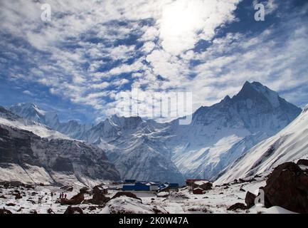 Blick auf den Mount Machhapuchhre vom Annapurna South Base Camp, rund Annapurna Circuit Trekking Trail, himalaya Mountains, Nepal Stockfoto