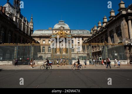 Paris, Frankreich - Juli 15: Blick auf den Justizpalast. Der Palast ist ein historisches Gebäude auf der Ile de la Cite, das heute verschiedene Gerichte beherbergt Stockfoto