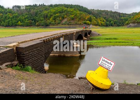 Der Edersee, bei Waldeck, drittgrößter Stausee Deutschlands, hat derzeit nur knapp 13 % seines normalen Niveaus, der See war zuletzt im Mai 2 voll Stockfoto