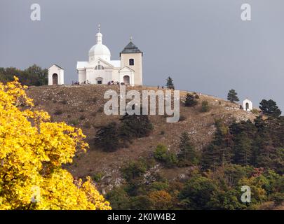 Heiliger Berg oder Svaty kopecek mit Kapelle des Heiligen Sebastian, Blick von der Stadt Mikulov in Tschechien Stockfoto