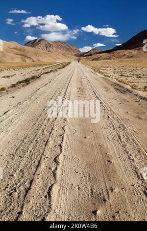 Pamir Autobahn oder Pamirskij trakt mit Biker, gibt es eine der besten Radweg auf der Welt. Unbefestigte Straße in Tadschikistan, Dach der Welt Stockfoto