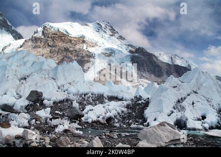 Blick vom Everest-Basislager auf die westliche Felswand des Nuptse-Gipfels und des Khumbu-Eisfalls, den Sagarmatha-Nationalpark, die Himalaya-Berge Nepals Stockfoto