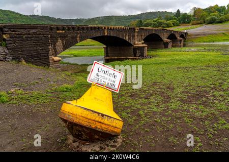 Der Edersee, bei Waldeck, drittgrößter Stausee Deutschlands, hat derzeit nur knapp 13 % seines normalen Niveaus, der See war zuletzt im Mai 2 voll Stockfoto