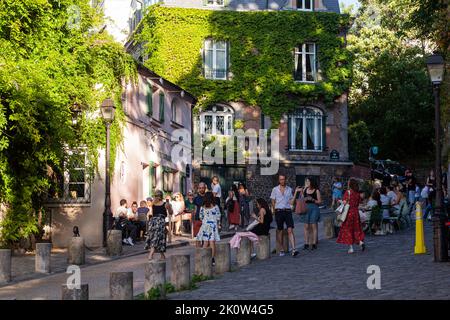 Paris, Frankreich - Juli 15: Gemütliche alte Straße mit pinkfarbenem Hausrestaurant namens La Maison Rose im Viertel Montmartre in Paris am 15. Juli 2022 Stockfoto