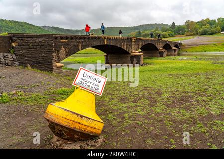 Der Edersee, bei Waldeck, drittgrößter Stausee Deutschlands, hat derzeit nur knapp 13 % seines normalen Niveaus, der See war zuletzt im Mai 2 voll Stockfoto