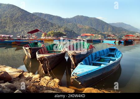 Bobats auf dem Phewa-See in Pokhara, Pokhara-Tal, Nepal Stockfoto