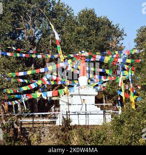 Blick auf Stupa mit Gebetsfahnen, Himalaya-Berge in Nepal Stockfoto