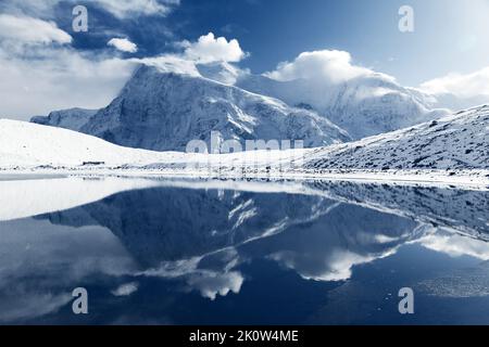 Panoramablick auf Annapurna 3 III und Ganggapurna Spiegelung in Ice Lake oder Kicho Tal, Annapurna Range, Weg zu Thorung La Pass, Annapurna Rundwanderung, Stockfoto