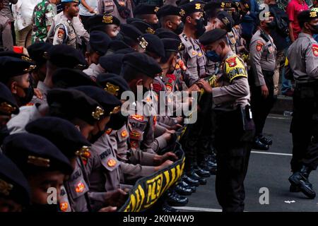 Jakarta, Indonesien. 13. September 2022. Die Polizei wurde während der Demonstration der Treibstoffanhebung in Jakarta in Bereitschaft gesehen. Die Gewerkschaft der Arbeitnehmer und Studenten veranstaltete wegen der Anhebung der Kraftstoffpreise in Jakarta eine Demonstration. Studenten und Arbeiter forderten, dass Präsident Joko Widodo den Kraftstoffpreis um 30 Prozent senken sollte. (Foto von Faisal Ramadhan/SOPA Images/Sipa USA) Quelle: SIPA USA/Alamy Live News Stockfoto