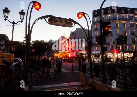 Paris, Frankreich - Juli, 15: Nachtansicht der U-Bahn-Station Metropolitan mit Jugendstildekorationen mit dem Moulin Rouge im Hintergrund in Paris auf J Stockfoto
