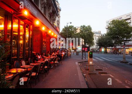Paris, Frankreich - Juli 15: Städtische Nachtszene in der Gastronomie-Zone am 15. Juli 2022 Stockfoto