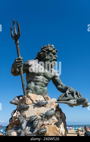 Eine vertikale Aufnahme des Königs Neptun, einer großen Bronzestatue in Virginia Beach, Virginia Stockfoto