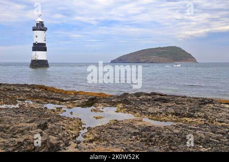 Penmon Lighthouse oder Trwyn Du Lighthouse und Puffin Island, Penmon, Isle of Anglesey, Ynys Mon, North Wales, VEREINIGTES KÖNIGREICH. Stockfoto