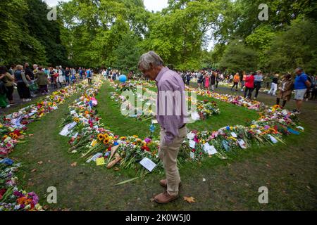 London, England, Großbritannien. 13. September 2022. Trauernde, die Blumengebete von Königin Elizabeth II. Besuchen, werden im Green Park gesehen. (Bild: © Tayfun Salci/ZUMA Press Wire) Stockfoto