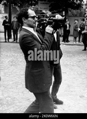 2. Oktober 1960 - London, England, Großbritannien - JEAN-LUC GODARD ist ein französisch-schweizerischer Filmregisseur und Filmkritiker, der als einer der Filmemacher der „Französischen Neuen Welle“ identifiziert wurde. IM BILD: Godard filmt einen Film. (Bild: © KEYSTONE Pictures USA/ZUMAPRESS.com) Stockfoto