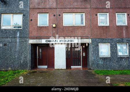 Eingang zum Tower Block auf dem Gascoigne Estate, einem Wohngebiet aus den 1960er Jahren in Barking, East London, England, Großbritannien. Stockfoto