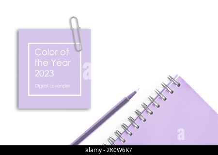 Lavendel Spiralplaner Notizbuch und Stift auf weißem Hintergrund. Schreibwaren flach legen. Zurück zur Schule, Home Office. Konzept der trendigen Lavendelfarbe. Text Farbe des Jahres 2023 Digitaler Lavendel Stockfoto