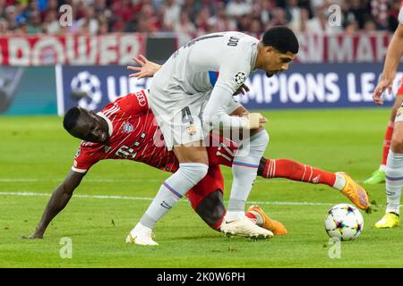 München, Deutschland. 13. September 2022. MÜNCHEN, DEUTSCHLAND - 13. SEPTEMBER: Sadio Mane von Bayern München, Ronald Araujo von Barcelona während des UEFA Champions League-Spiel der Gruppe C zwischen Bayern München und Barcelona in der Allianz Arena am 13. September 2022 in München (Foto von Geert van Erven/Orange Picics) Credit: Orange Pics BV/Alamy Live News Stockfoto