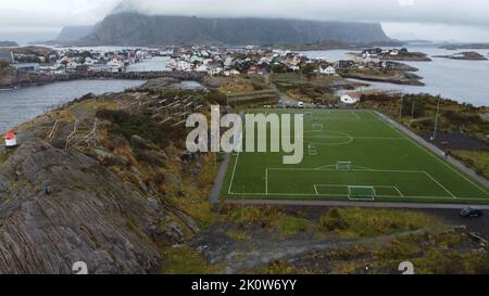 Luftaufnahme des Fußballfeldes im nordischen Dorf Henningsvaer auf den Lofoten-Inseln, Norwegen Stockfoto