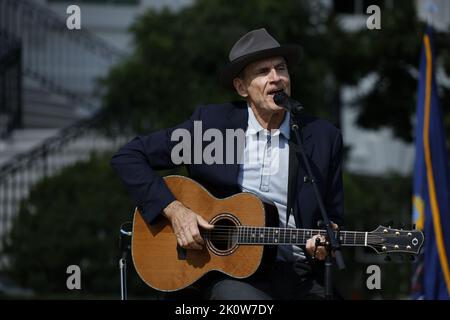 Washington, Usa. 13. September 2022. Der Musiker James Taylor tritt am Dienstag, den 13. September, während einer Veranstaltung des Inflationsreduktionsgesetzes auf dem South Lawn des Weißen Hauses in Washington, DC, USA, auf. 2022. Biden versucht, aus einer plötzlichen Reihe positiver Wirtschaftsnachrichten Kapital zu schlagen, um die größte politische Haftung der Demokraten in ein unwahrscheinliches Verkaufsargument für das Wahljahr zu verwandeln. Foto von Sam Corum/UPI Credit: UPI/Alamy Live News Stockfoto