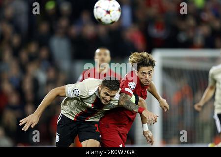 Liverpool, Großbritannien. 13. September 2022. LIVERPOOL - (lr) Dusan Tadic von Ajax, Kostas Tsimikas vom FC Liverpool während der UEFA Champions League Group Ein Spiel zwischen dem FC Liverpool und Ajax Amsterdam am 13. September 2022 in Anfield, Großbritannien. ANP MAURICE VAN STEEN Stockfoto