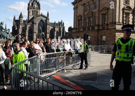 Edinburgh, Großbritannien. 13. September 2022. Die Polizei verschließt Straßen vor der St. Giles' Church für die königliche Prozession von Königin Elizabeth, bevor ihre Schatulle die Hauptstadt verlässt. Menschenmassen versuchen, eine Aussicht zu bekommen und ihren Respekt zu zollen. Edinburgh, Schottland. September 13, 2022 (Foto von Hale Irwin/Sipa USA) Quelle: SIPA USA/Alamy Live News Stockfoto