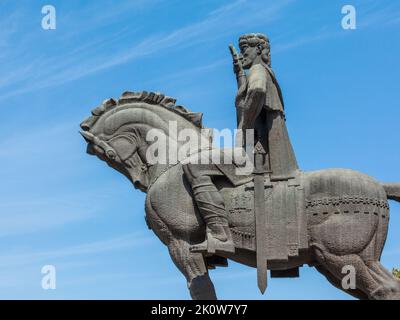 Tiflis, Georgien - 22. August 2022: Statue des Königs Vakhtang Gorgasali in Tiflis Stockfoto