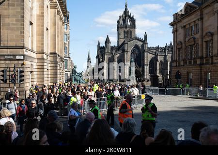 Edinburgh, Großbritannien. 13. September 2022. Die Polizei verschließt Straßen vor der St. Giles' Church für die königliche Prozession von Königin Elizabeth, bevor ihre Schatulle die Hauptstadt verlässt. Menschenmassen versuchen, eine Aussicht zu bekommen und ihren Respekt zu zollen. Edinburgh, Schottland. September 13, 2022 (Foto von Hale Irwin/Sipa USA) Quelle: SIPA USA/Alamy Live News Stockfoto