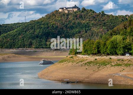 Der Edersee, bei Waldeck, dem drittgrößten Stausee Deutschlands, liegt derzeit nur bei 13 % seines normalen Niveaus, das letzte Mal war der See voll Stockfoto