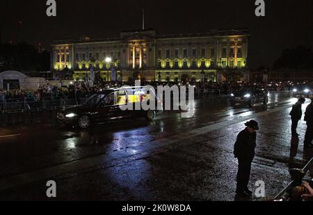 London, Vereinigtes Königreich -13/09/2022. Der Sarg von Queen Elizabeth ist zu sehen, wie er am Buckingham Palace London ankommt, nachdem er von Edinburgh zurückgeflogen wurde Stockfoto