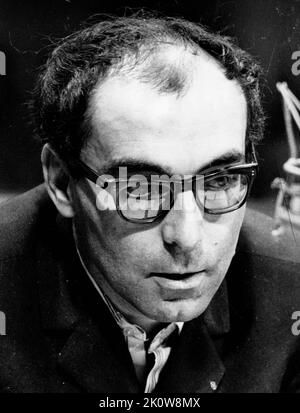 2. Oktober 1960 - London, England, Großbritannien - JEAN-LUC GODARD ist ein französisch-schweizerischer Filmregisseur und Filmkritiker, der als einer der Filmemacher der „Französischen Neuen Welle“ identifiziert wurde. IM BILD: Nahaufnahme von Jean-Luc Godard bei der Arbeit. (Bild: © KEYSTONE Pictures USA/ZUMAPRESS.com) Stockfoto