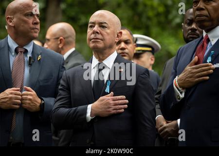 New York, Vereinigte Staaten von Amerika. 11. September 2022. Alejandro Mayorkas, US-Staatssekretär für innere Sicherheit, Mitte, während der Zeremonie zur Erinnerung an die Opfer der Anschläge von 9/11 im National September 11 Memorial Museum am 11. September 2022 in New York City. Die Nation feierte den 21.. Jahrestag der Angriffe von al-Qaida-Terroristen, bei denen fast 3.000 Menschen getötet wurden. Kredit: Sydney Phoenix/DHS Foto/Alamy Live Nachrichten Stockfoto