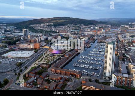 Editorial Swansea, Großbritannien - 12. September 2022: Luftaufnahme von Swansea City mit Marina Tower, Marina, Leisure Center LC2, Kilvey Hill und The Swan Stockfoto