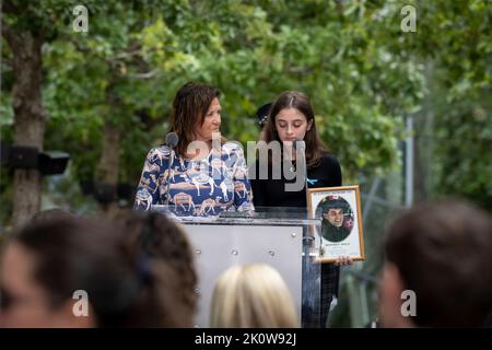 New York, Vereinigte Staaten von Amerika. 11. September 2022. Die Familie von Feuerwehrmann LT. Jeffery Walz spricht während der Zeremonie zum Gedenken an die Opfer der Anschläge von 9/11 im National September 11 Memorial Museum am 11. September 2022 in New York City. Die Nation feierte den 21.. Jahrestag der Angriffe von al-Qaida-Terroristen, bei denen fast 3.000 Menschen getötet wurden. Kredit: Sydney Phoenix/DHS Foto/Alamy Live Nachrichten Stockfoto