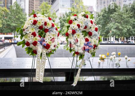 New York, Vereinigte Staaten von Amerika. 11. September 2022. Blumen und Kränze auf dem Ground Zero Memorial, während der Zeremonie zur Erinnerung an die Opfer der Anschläge von 9/11 im National September 11 Memorial Museum am 11. September 2022 in New York City. Die Nation feierte den 21.. Jahrestag der Angriffe von al-Qaida-Terroristen, bei denen fast 3.000 Menschen getötet wurden. Kredit: Sydney Phoenix/DHS Foto/Alamy Live Nachrichten Stockfoto