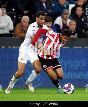 Rhian Brewster von Sheffield United hält Ben Cabango von Swansea City während des Sky Bet Championship-Spiels im Swansea.com Stadium in Swansea ab. Bilddatum: Dienstag, 13. September 2022. Stockfoto