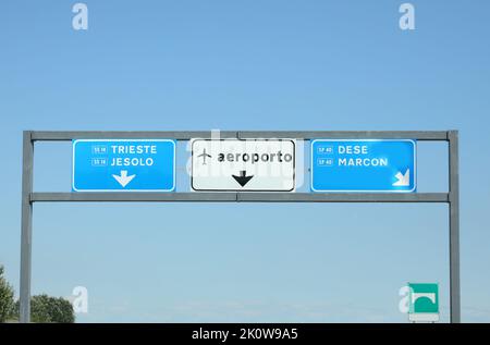 Straßenschild der italienischen Standorte, um die Städte Triest Jesolo oder den Flughafen Venedig zu erreichen Stockfoto
