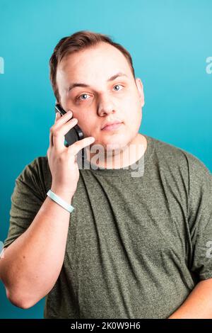 Mann am Handy sprechen Stockfoto