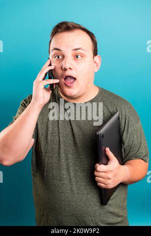 Mann am Handy sprechen Stockfoto